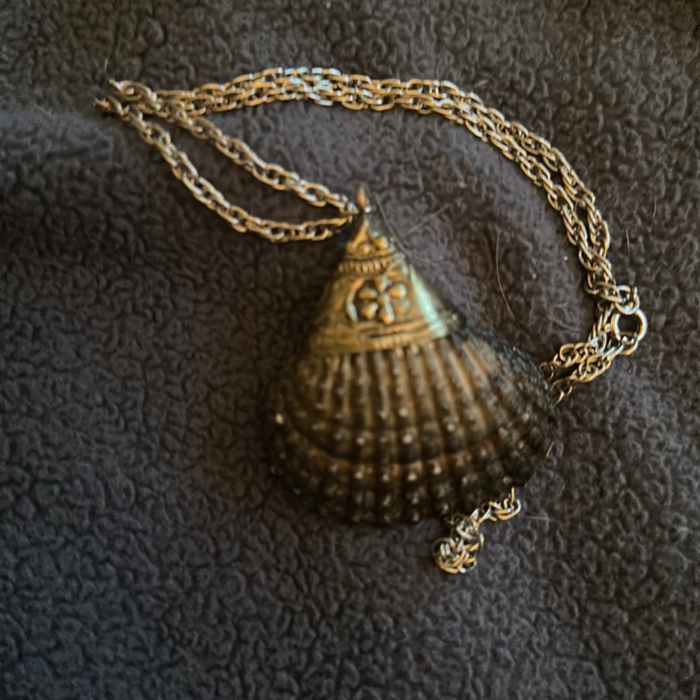 Shell necklace silver repousse’